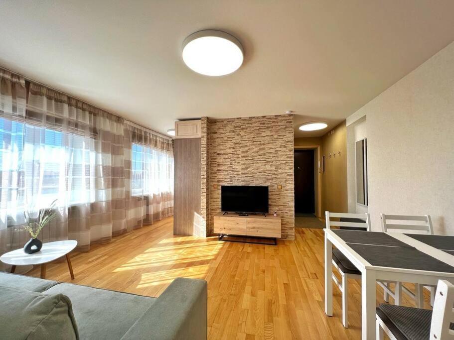 New Apartment With A View In The Town Center Narva Eksteriør billede